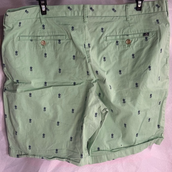 Izod Light Green Cargo Shorts with Navy Print‎ - Picture 3 of 5